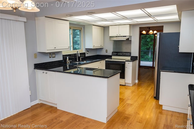 625 Ten Point Dr, Rochester Hills, MI 48309 - kitchen with electric stove, under cabinet range hood, a chandelier, light wood-style flooring, and a peninsula