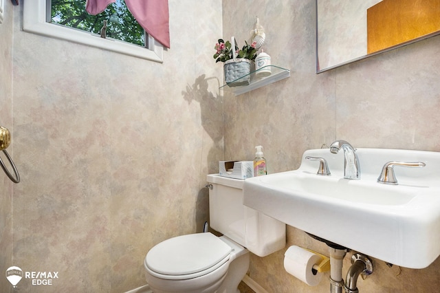 8208 E Potter Rd, Davison, MI 48423 - half bath featuring toilet and baseboards