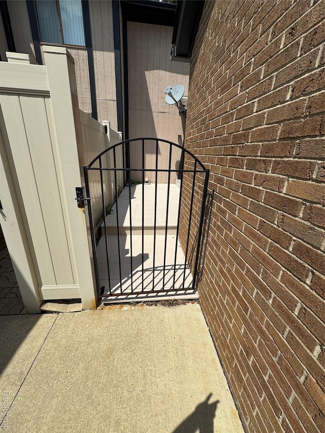 5216 Brett Ct, West Bloomfield, MI 48322 - view of gate