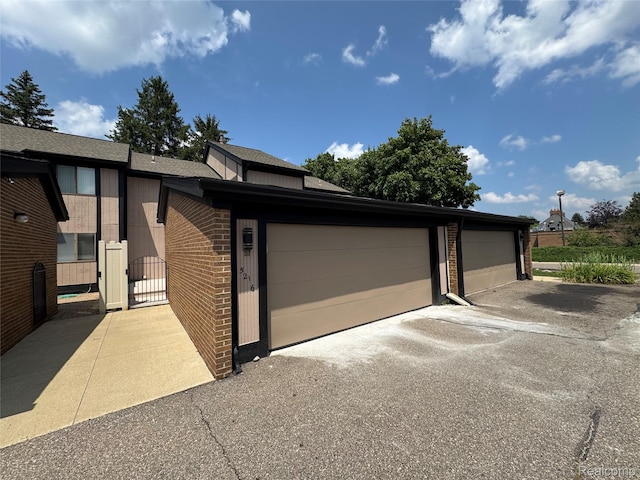 5216 Brett Ct, West Bloomfield, MI 48322 - garage with a gate
