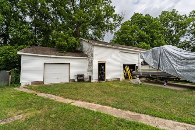 view of front facade featuring a front yard and an attached garage
