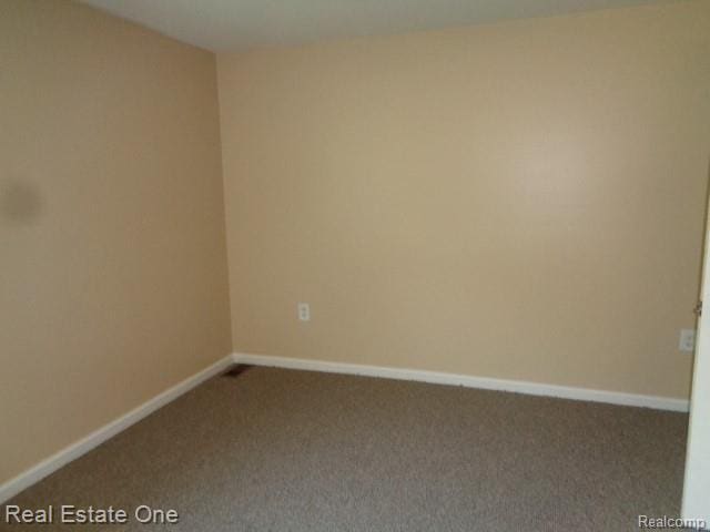 26537 Summerdale Dr, Southfield, MI 48033 - empty room featuring carpet flooring and baseboards