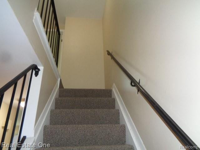 26537 Summerdale Dr, Southfield, MI 48033 - view of staircase