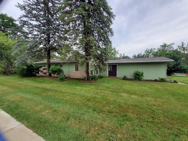 2828 Packard St, Ann Arbor, MI 48108 - view of front facade with a front lawn