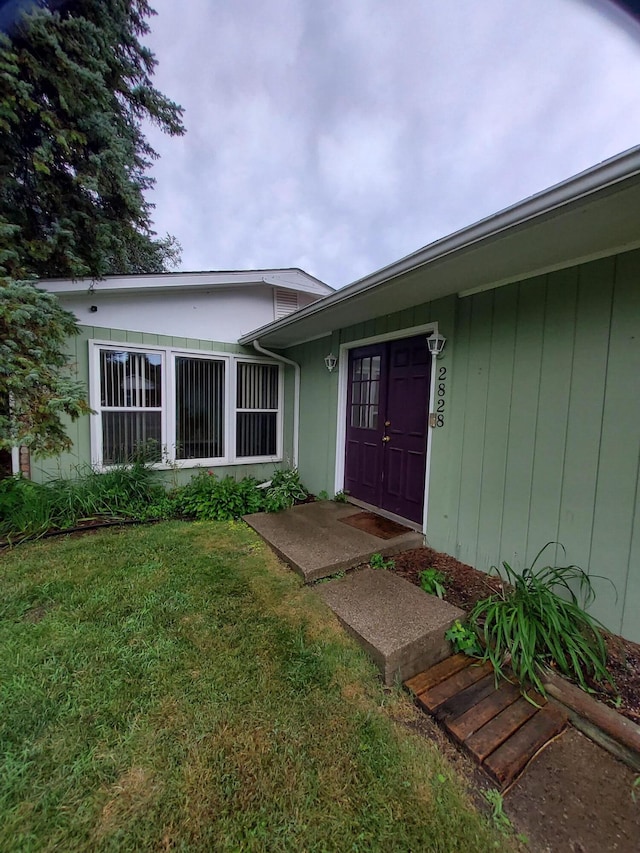 2828 Packard St, Ann Arbor, MI 48108 - entrance to property with a yard