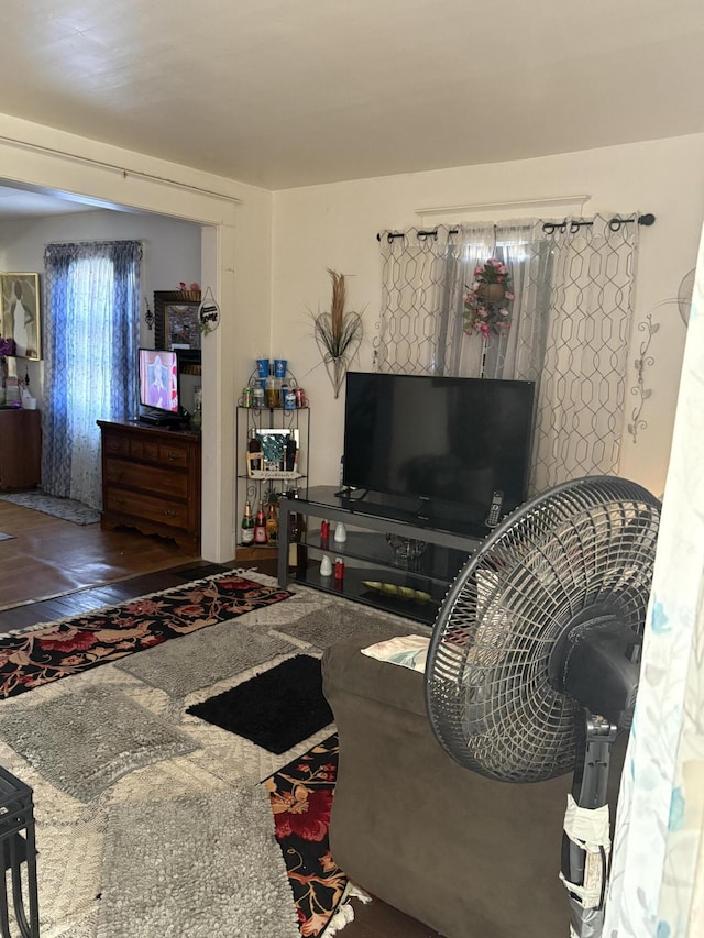 1069 E Main St, Benton Harbor, MI 49022 - view of living room