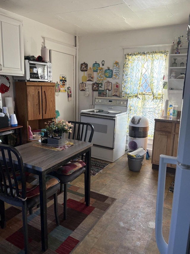 1069 E Main St, Benton Harbor, MI 49022 - dining room with stone finish flooring