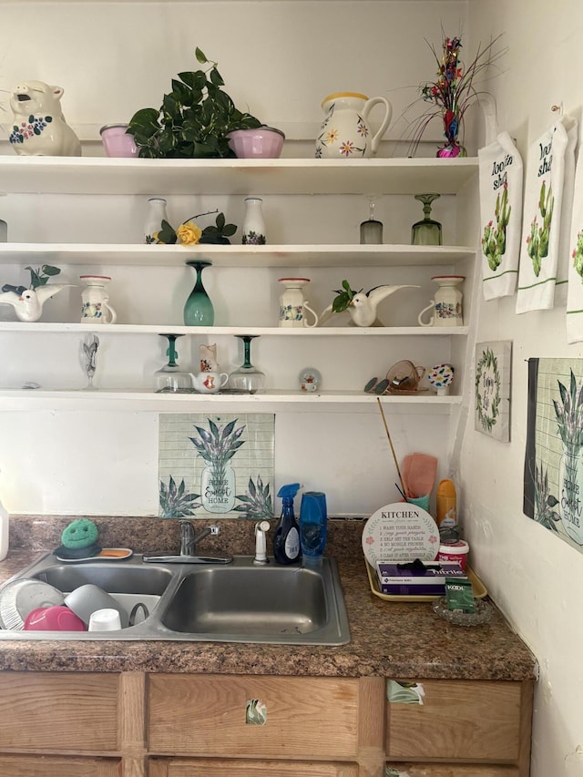 1069 E Main St, Benton Harbor, MI 49022 - detailed view of dark countertops and open shelves