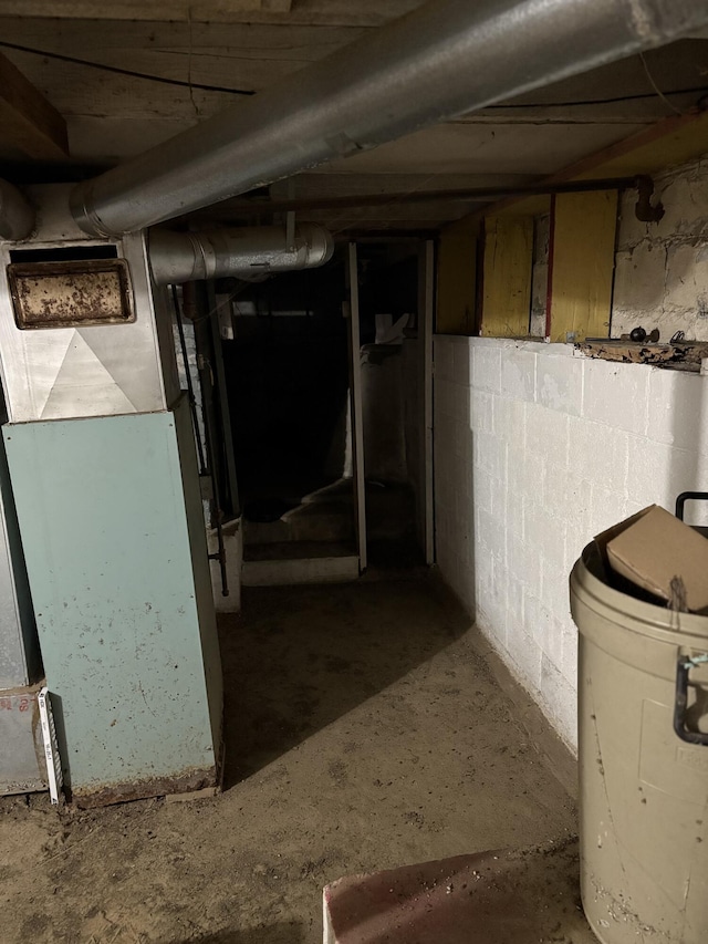 1069 E Main St, Benton Harbor, MI 49022 - view of unfinished below grade area