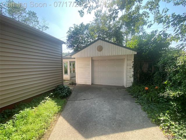 1417 N Maple Ave, Royal Oak, MI 48067 - detached garage with concrete driveway