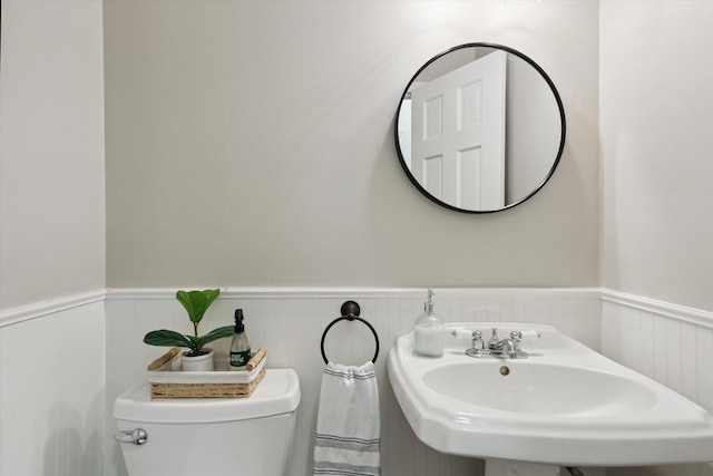 539 Old Bridge Rd, Grand Blanc, MI 48439 - bathroom with a sink and wainscoting