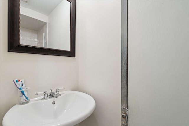 539 Old Bridge Rd, Grand Blanc, MI 48439 - bathroom featuring a sink