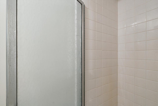 539 Old Bridge Rd, Grand Blanc, MI 48439 - bathroom view of a tile shower