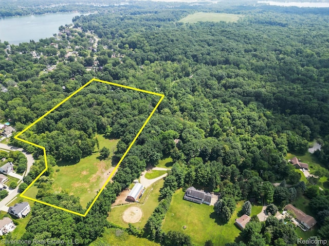 000 W Pointe Dr, Waterford, MI 48329