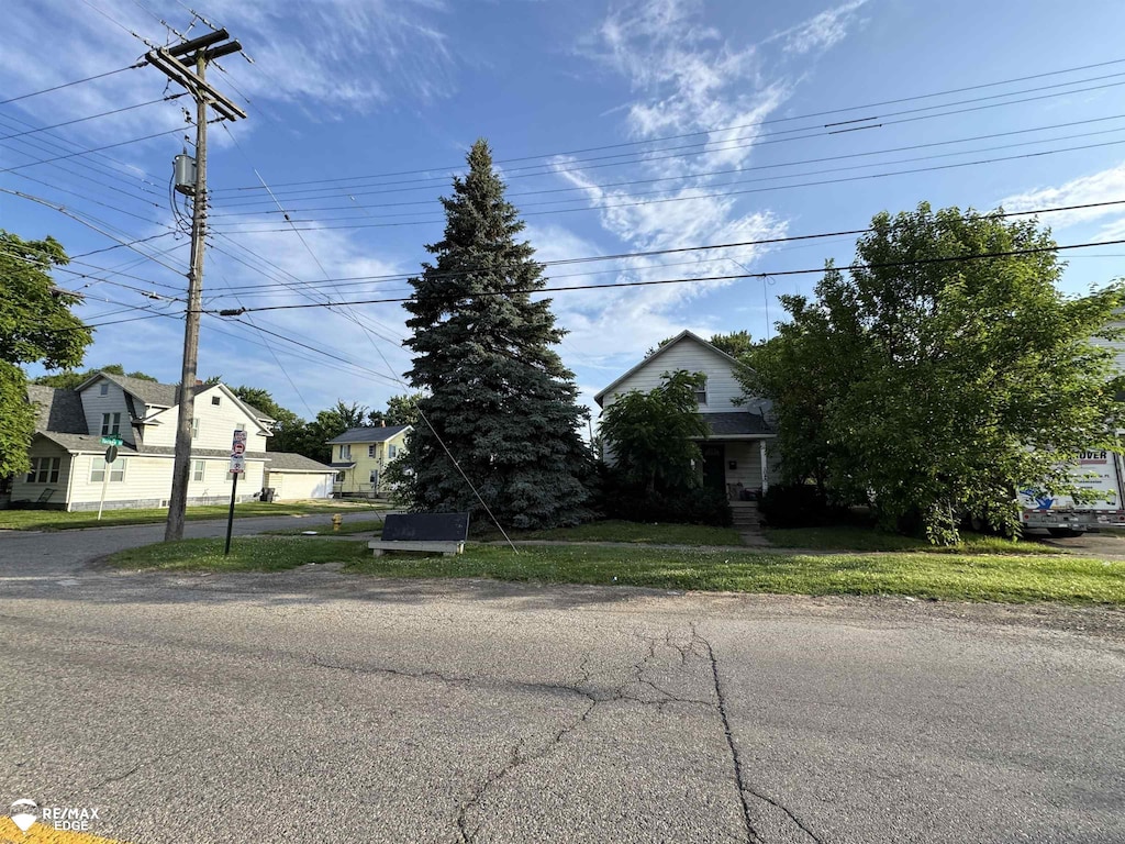 3926 W Court St, Flint, MI 48532 - view of front of home