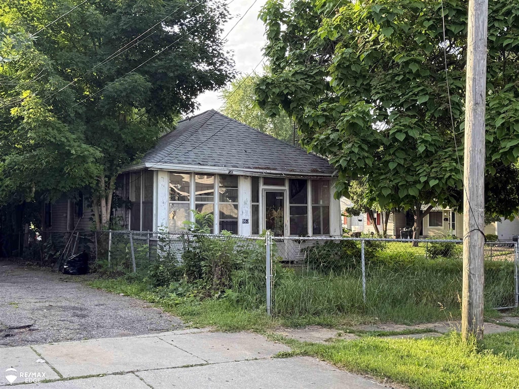 863 Tacken St, Flint, MI 48532 - photo 1