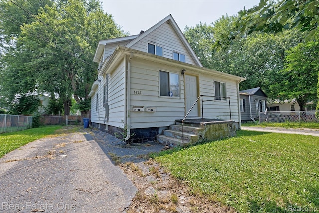 1425 Lincoln Ave, Flint, MI 48507 - bungalow with driveway