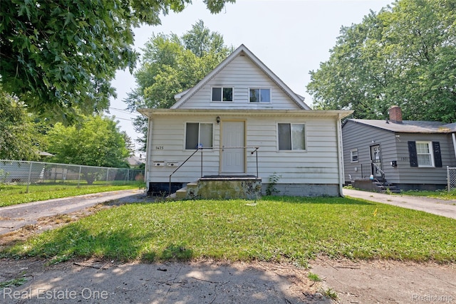 1425 Lincoln Ave, Flint, MI 48507 - bungalow-style home featuring entry steps