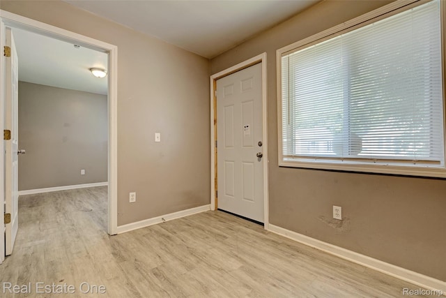 1425 Lincoln Ave, Flint, MI 48507 - entrance foyer featuring wood finished floors and baseboards