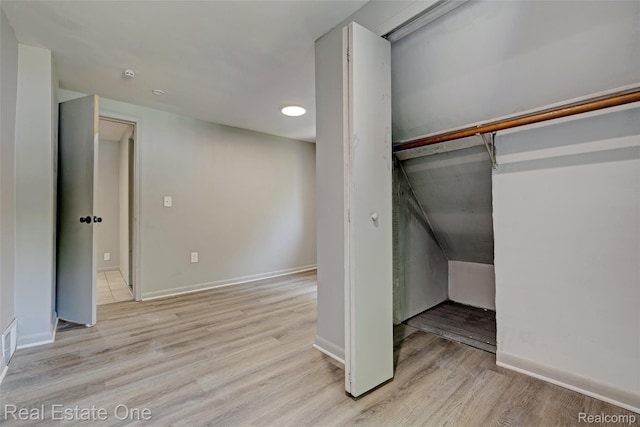 1425 Lincoln Ave, Flint, MI 48507 - view of closet