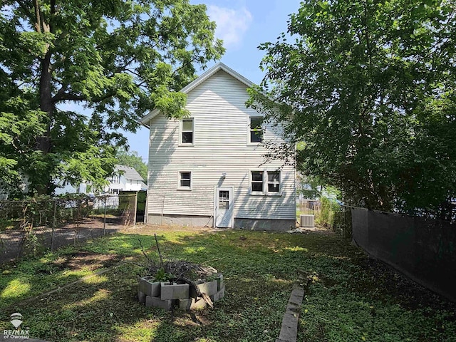 725 River St, Owosso, MI 48867 - rear view of house featuring a fenced backyard