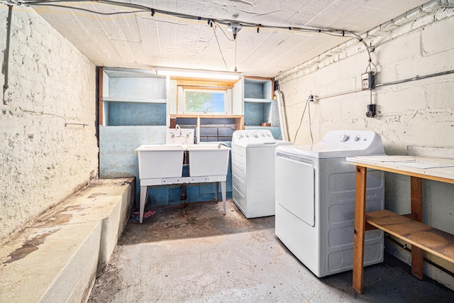 2551 Elmwood Ave, Ann Arbor, MI 48104 - washroom featuring independent washer and dryer and a workshop area