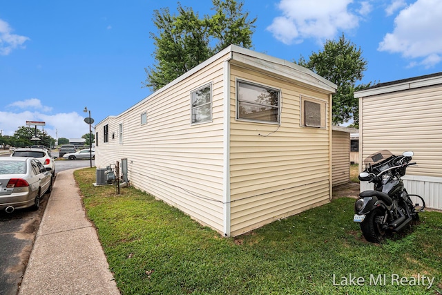 view of side of property featuring a yard