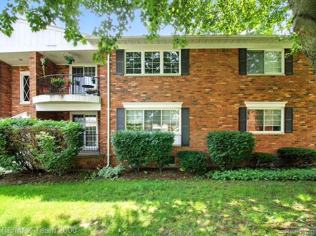 1711 Huntingwood Ln, Bloomfield Hills, MI 48304 - view of front of property featuring a balcony, brick siding, and a front yard