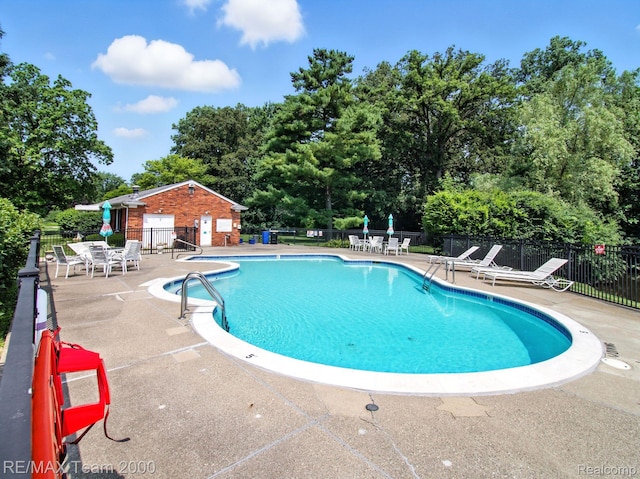 1711 Huntingwood Ln, Bloomfield Hills, MI 48304 - community pool featuring a patio and view of wooded area