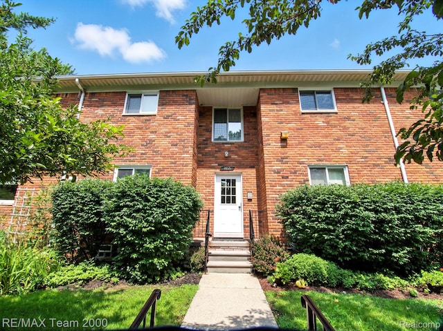 1711 Huntingwood Ln, Bloomfield Hills, MI 48304 - view of front of house featuring brick siding