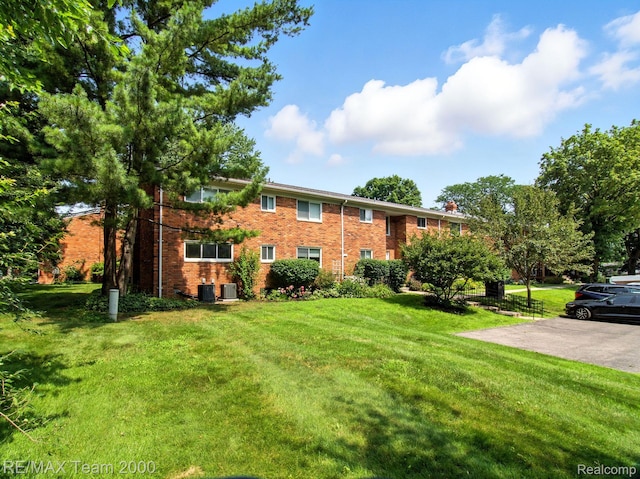 1711 Huntingwood Ln, Bloomfield Hills, MI 48304 - view of front of property featuring a front yard and brick siding