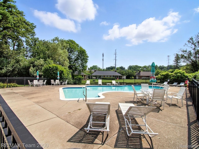 1711 Huntingwood Ln, Bloomfield Hills, MI 48304 - community pool with a patio area and view of wooded area