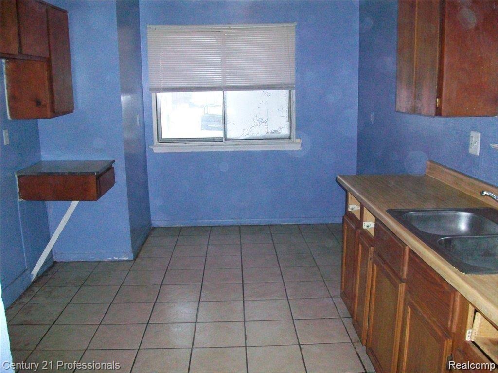 12801 Bentler St, Detroit, MI 48223 - photo 2
