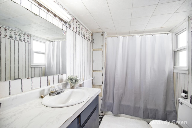 4651 E Pierce Rd, Ithaca, MI 48847 - full bath with vanity and shower / bath combo with shower curtain