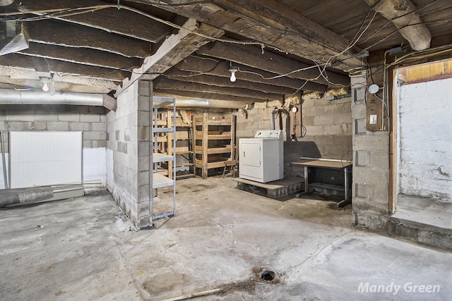 4651 E Pierce Rd, Ithaca, MI 48847 - unfinished below grade area featuring washer / dryer