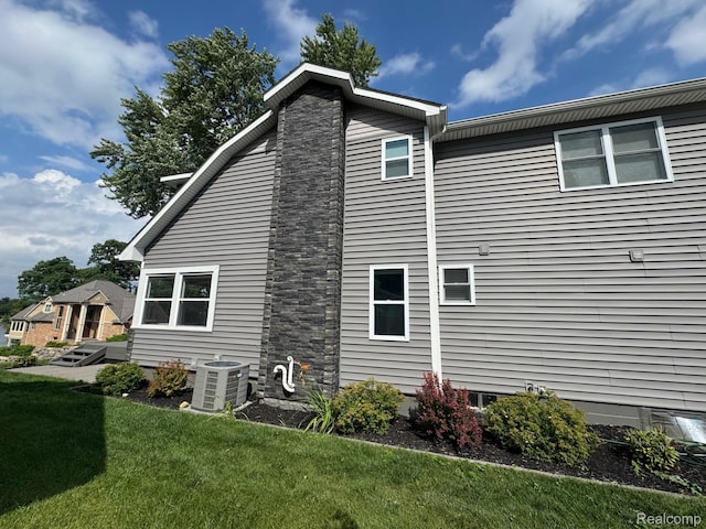 677 King Cir, Lake Orion, MI 48362 - back of house with a yard