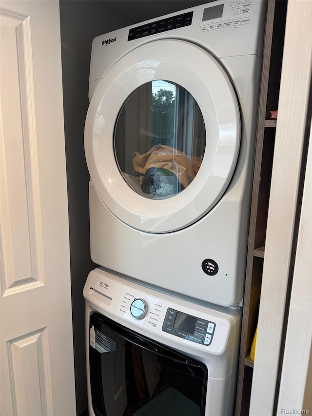677 King Cir, Lake Orion, MI 48362 - washroom with stacked washer / drying machine