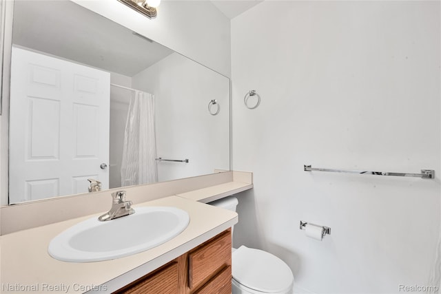 1236 University Dr, Pontiac, MI 48342 - full bathroom featuring vanity and a shower with curtain