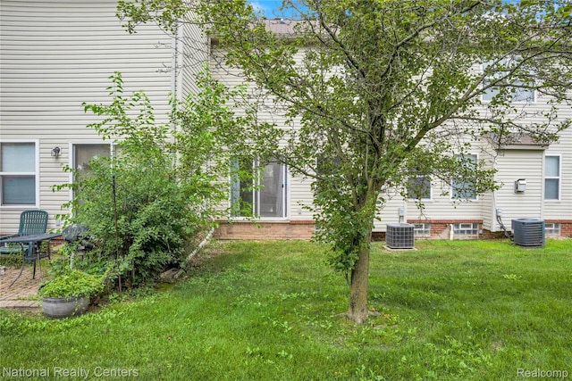 1236 University Dr, Pontiac, MI 48342 - view of grassy yard