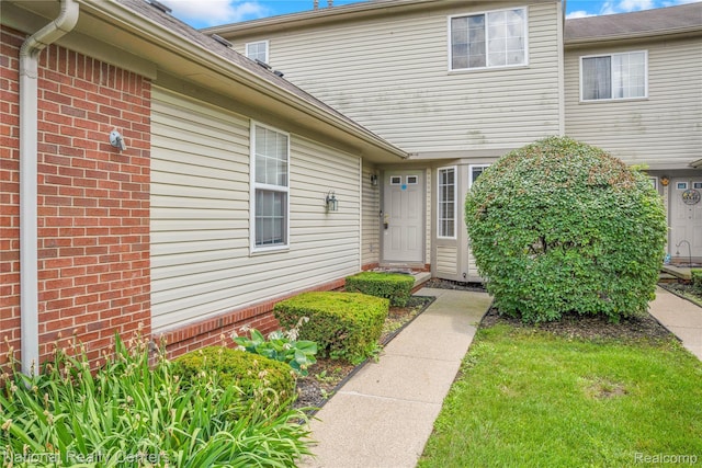 1236 University Dr, Pontiac, MI 48342 - view of exterior entry with brick siding