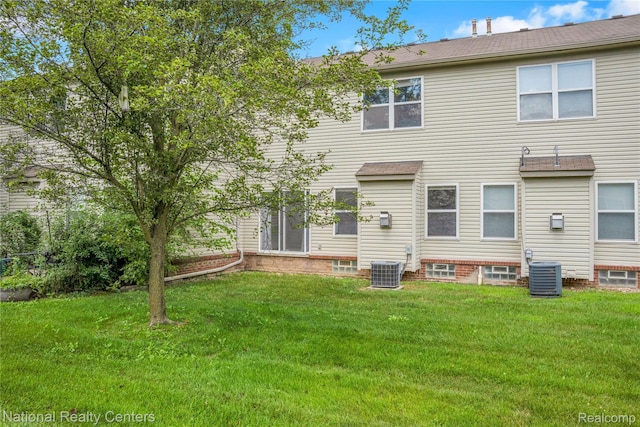 1236 University Dr, Pontiac, MI 48342 - rear view of property with a yard