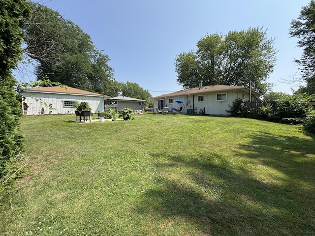 39909 Bridgeview St, Harrison Township, MI 48045 - view of green lawn