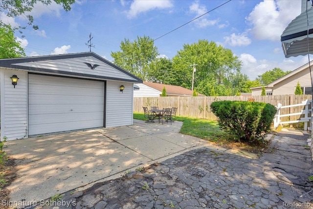 1221 E 13 Mile Rd, Royal Oak, MI 48073 - detached garage featuring driveway
