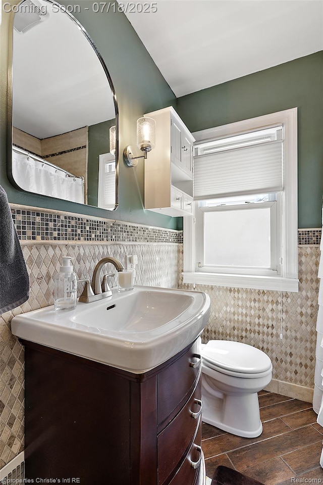 1816 Roslyn Rd, Grosse Pointe Woods, MI 48236 - bathroom featuring tile walls, vanity, and wood finished floors