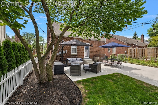 1816 Roslyn Rd, Grosse Pointe Woods, MI 48236 - fenced backyard with an outdoor living space and a patio