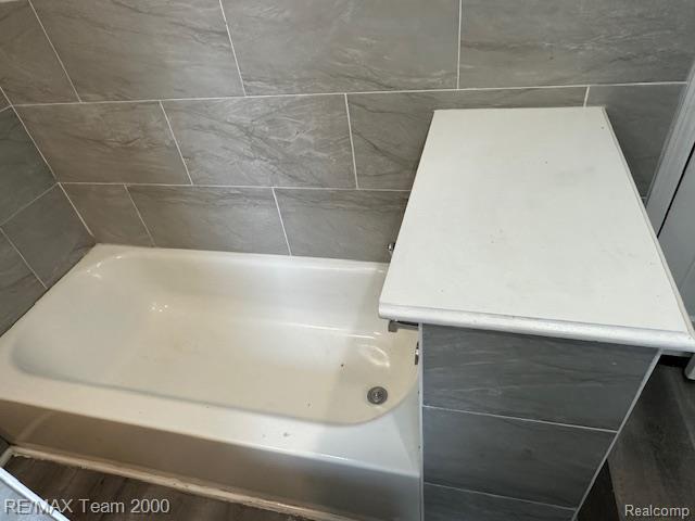 214 E Hazelhurst St, Ferndale, MI 48220 - full bath featuring a bathtub