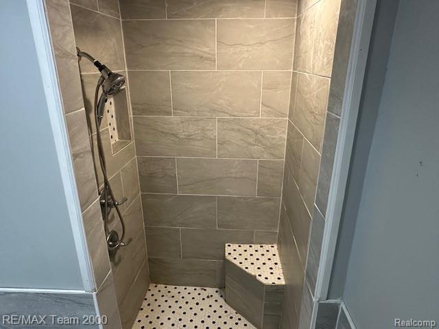 214 E Hazelhurst St, Ferndale, MI 48220 - full bath with a tile shower