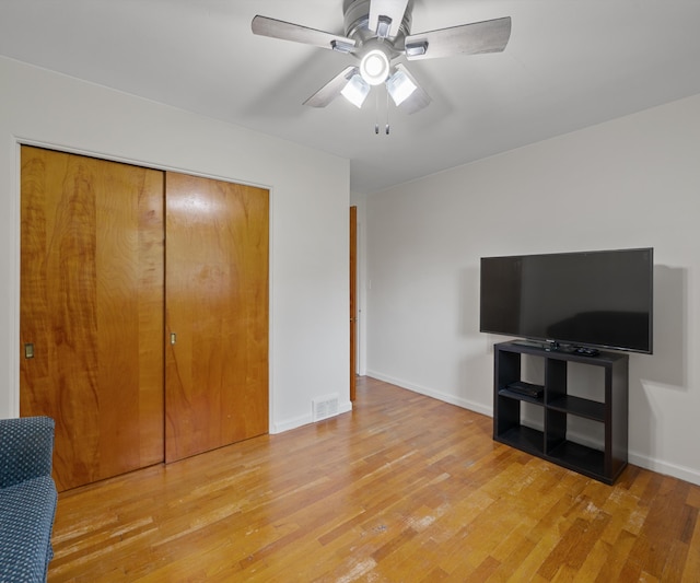 700 Devonshire Rd, Fowlerville, MI 48836 - living area featuring light wood-style flooring and ceiling fan