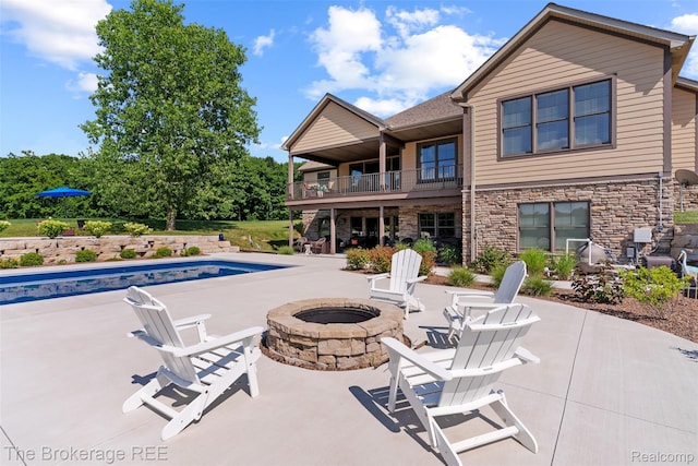 6264 Hidden Forrest, Swartz Creek, MI 48473 - outdoor pool with a fire pit and a patio