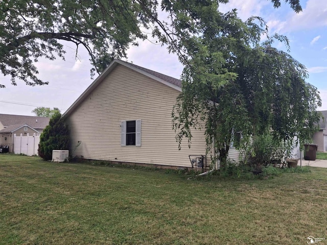 3017 3rd St, Monroe, MI 48162 - view of side of property featuring a lawn